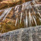 Eiszapfen am roten Sandstein