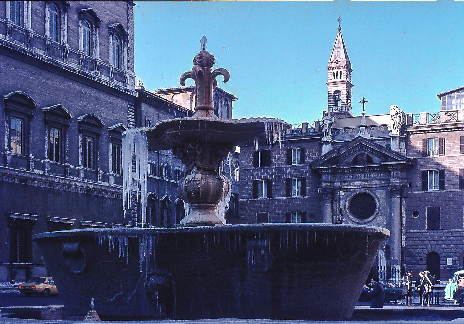 Eiszapfen an Brunnen Piazza Farnese