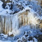 Eiszapfen an den Felshängen