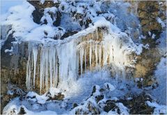 Eiszapfen an den Felshängen