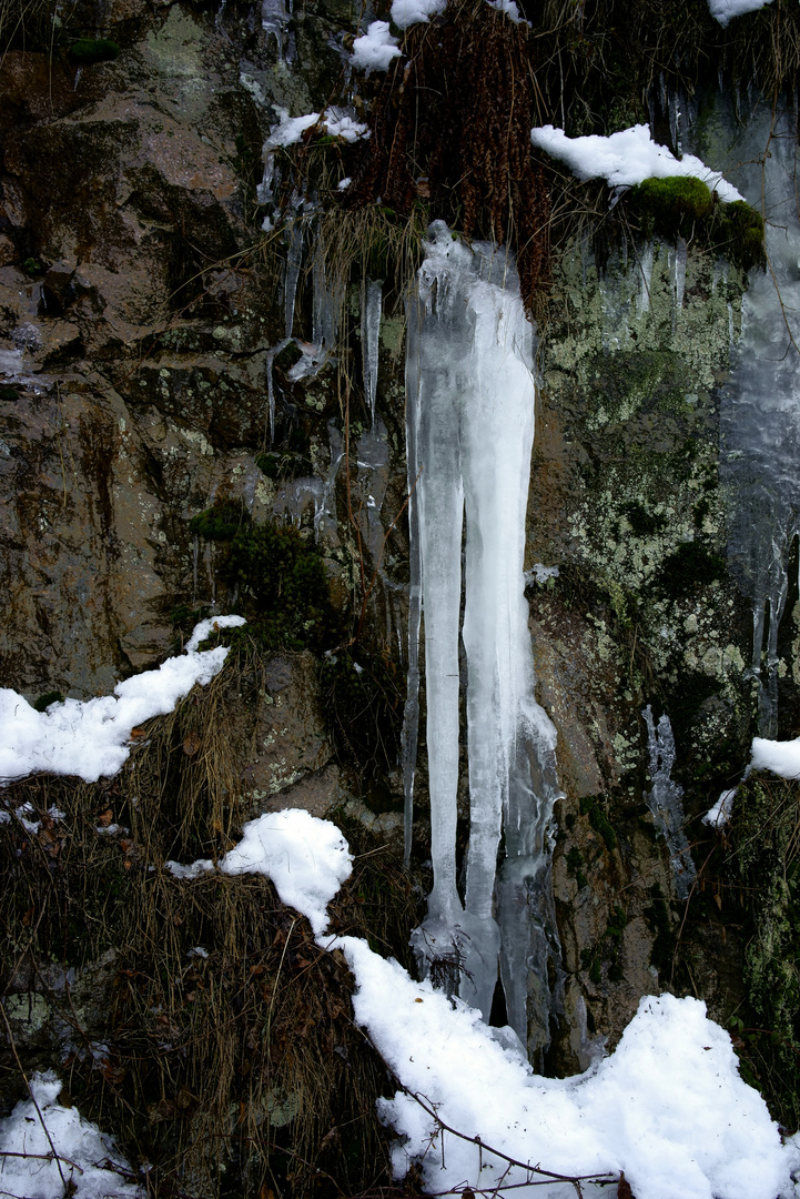 Eiszapfen an den Felswänden