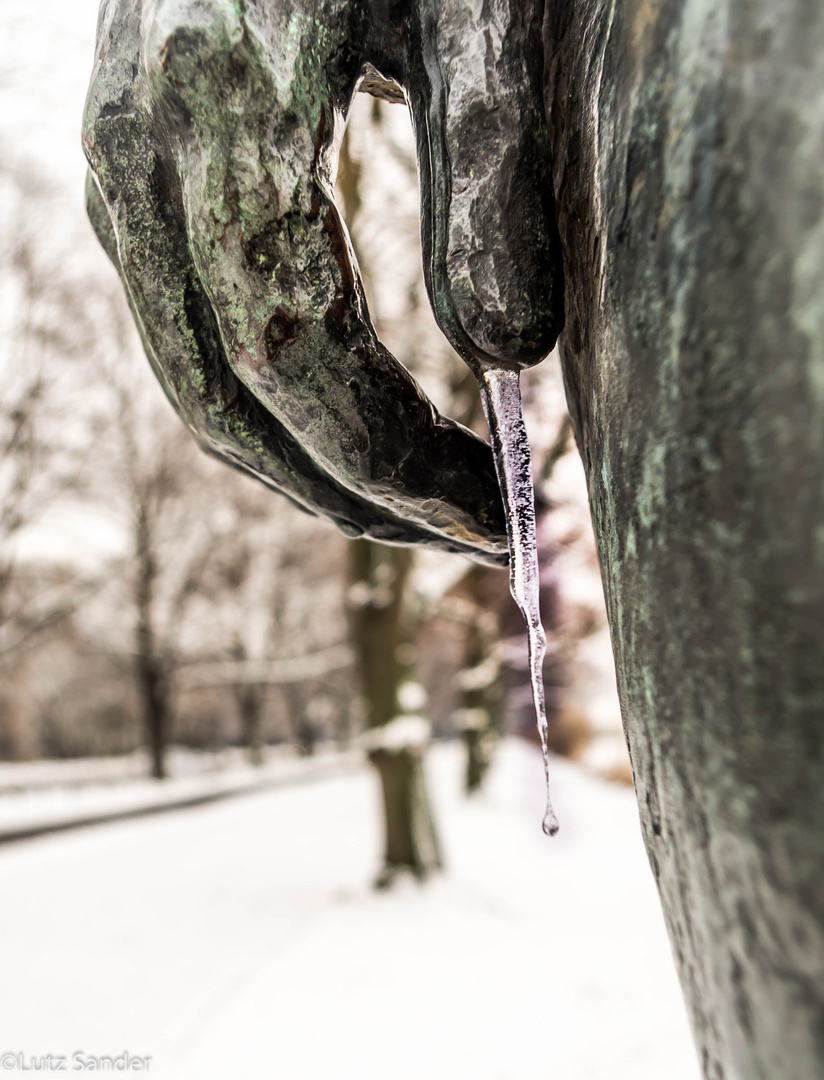 Eiszapfen an der Hand