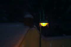 Eiszapfen an der Straßenbeleuchtung