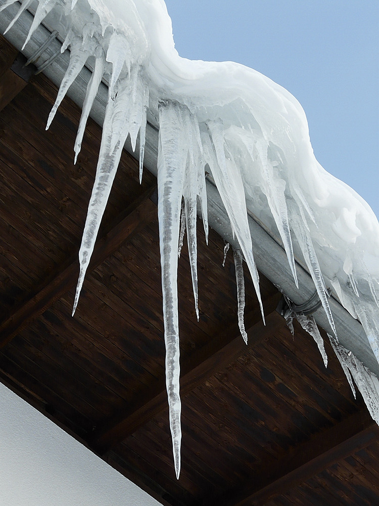 Eiszapfen an Diagonalen, gekrönt von Wellen