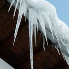 Eiszapfen an Diagonalen, gekrönt von Wellen