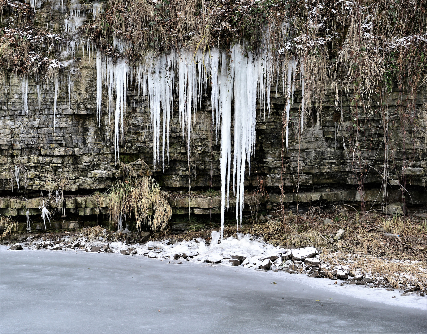 Eiszapfen an einer  Felswand...