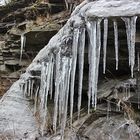 Eiszapfen an einer Schieferwand