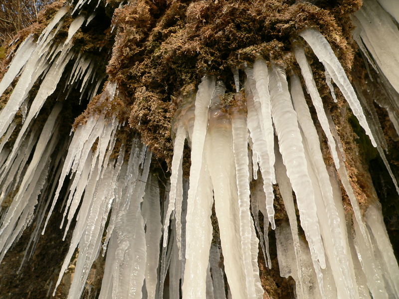 Eiszapfen an Felsvorsprung