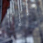 Eiszapfen an Regenrinne