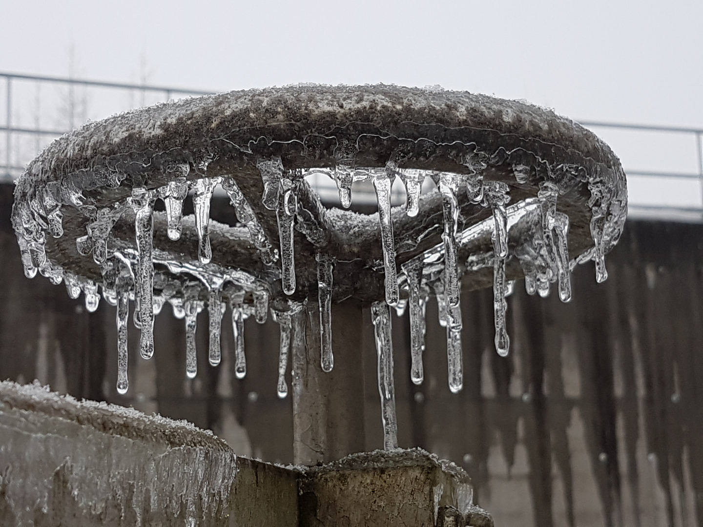 Eiszapfen an Schieberrad