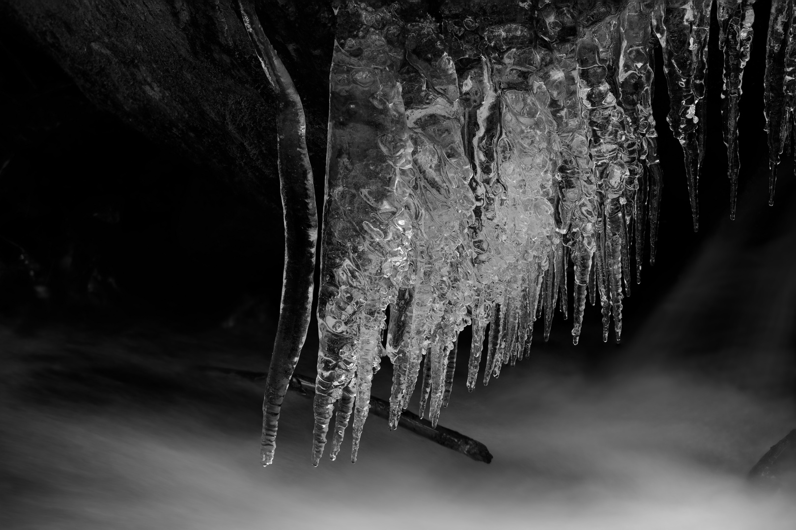 Eiszapfen im Bach