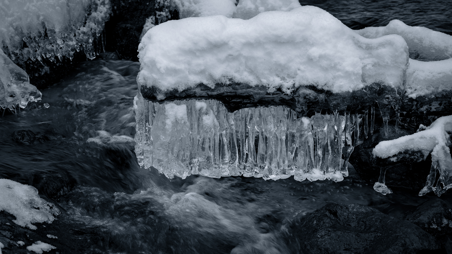 Eiszapfen im Bach