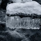 Eiszapfen im Bach