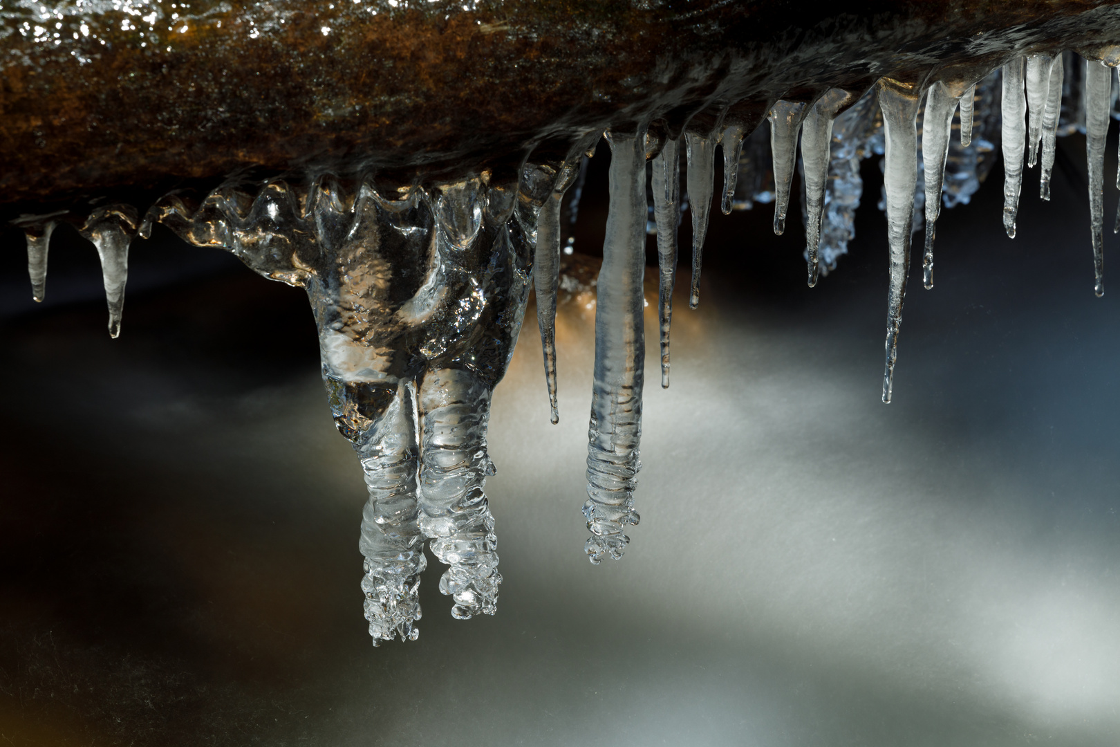 Eiszapfen im Bach