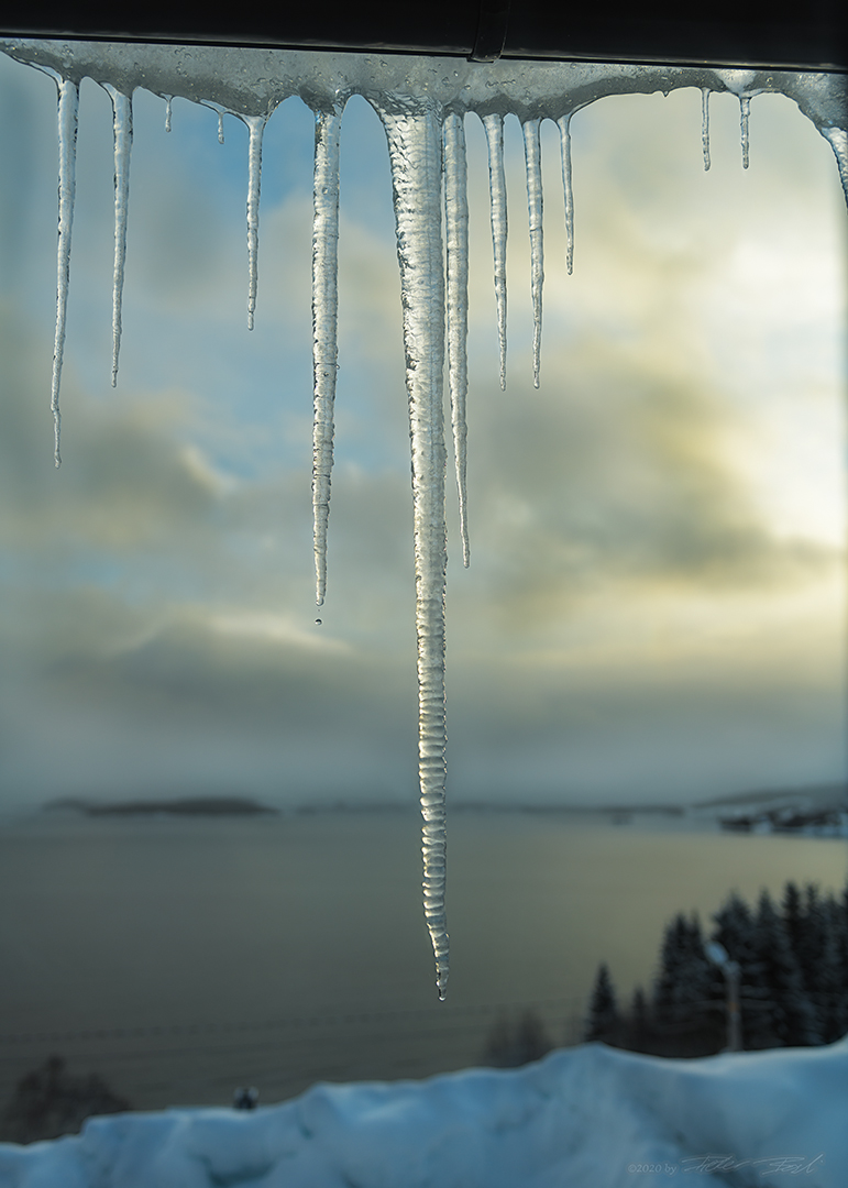 Eiszapfen im ersten Morgenlicht