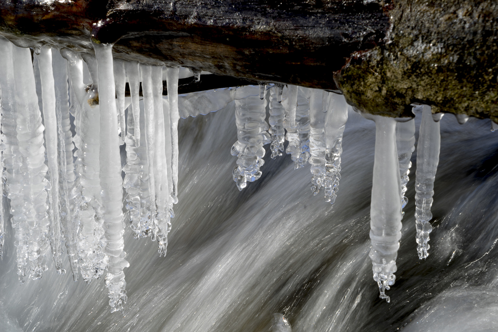 Eiszapfen im Fluss