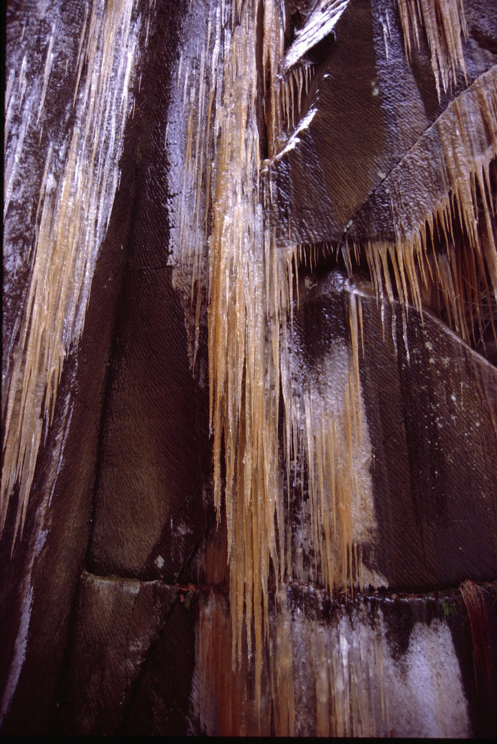 Eiszapfen im Steinbruch