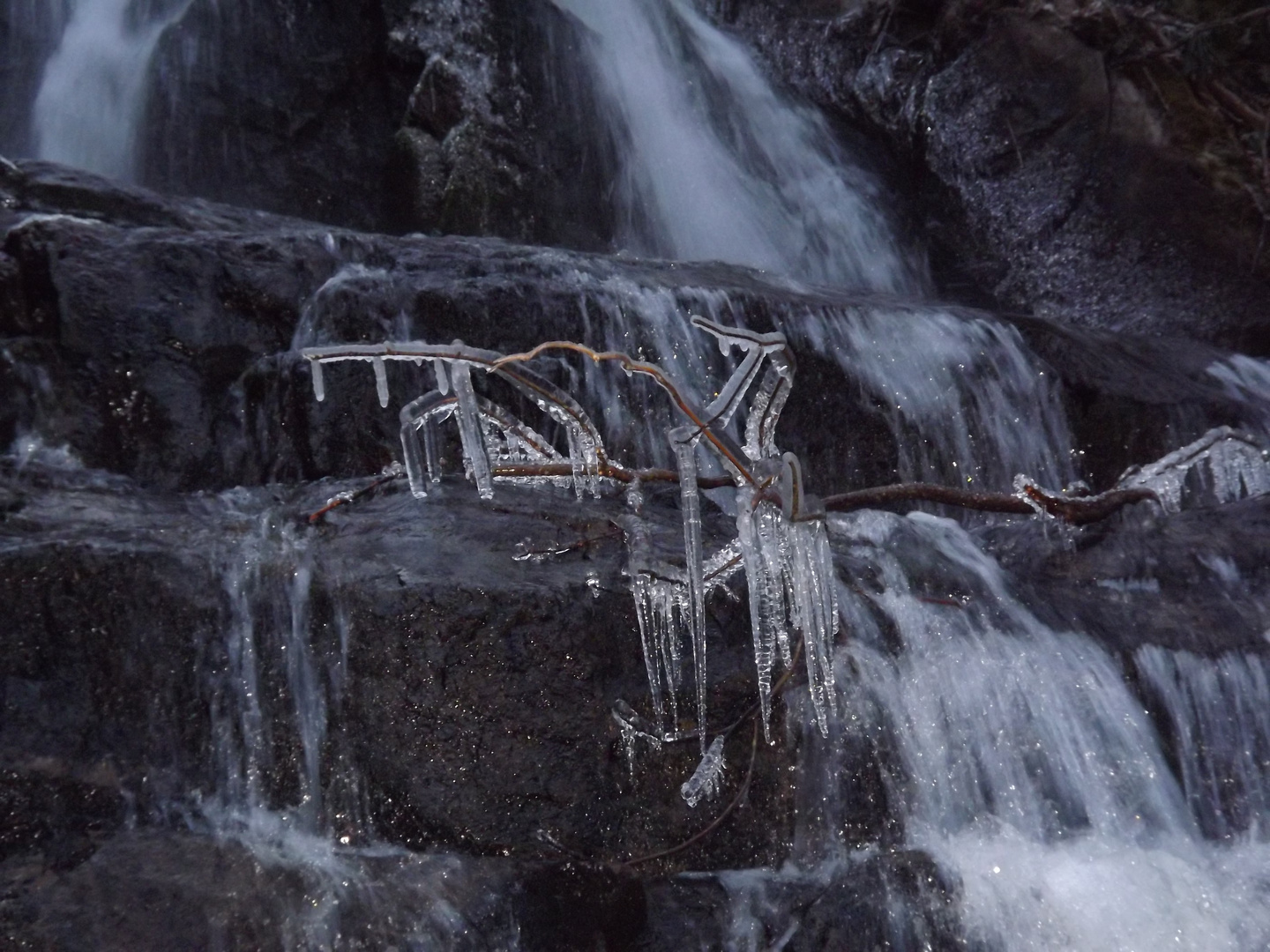 Eiszapfen im Wasserfall