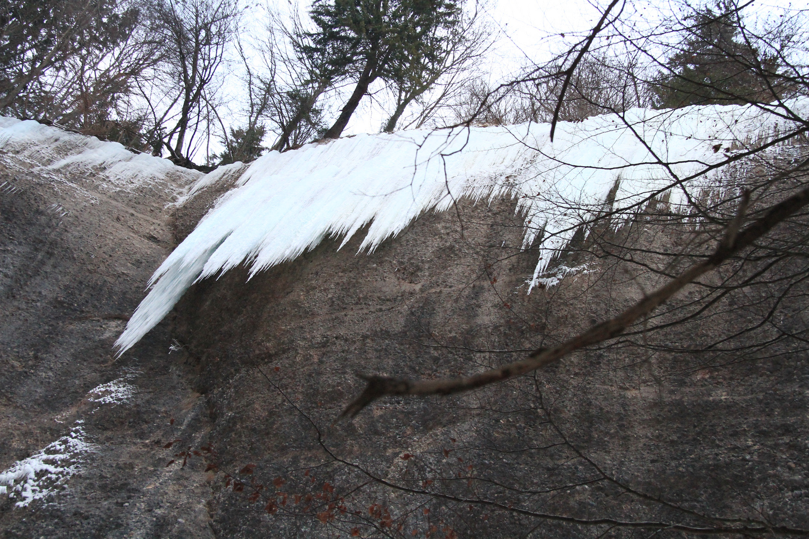 Eiszapfen imÖrtlibach in Aeschlen