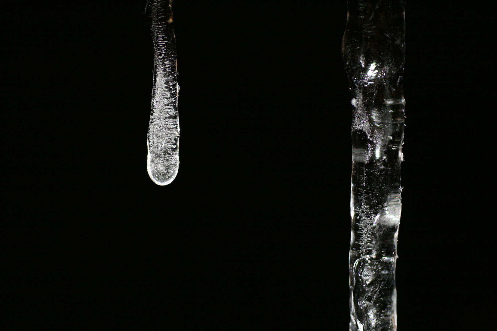 Eiszapfen in der Dunkelheit