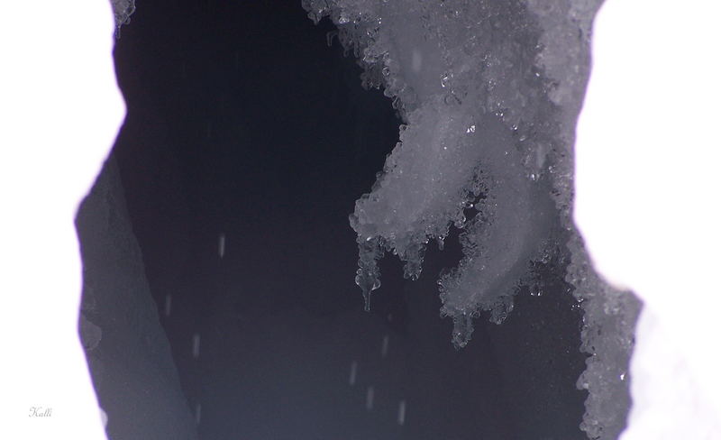 Eiszapfen in einer Gletscherspalte