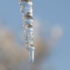 Eiszapfen mit fallendem Tropfen