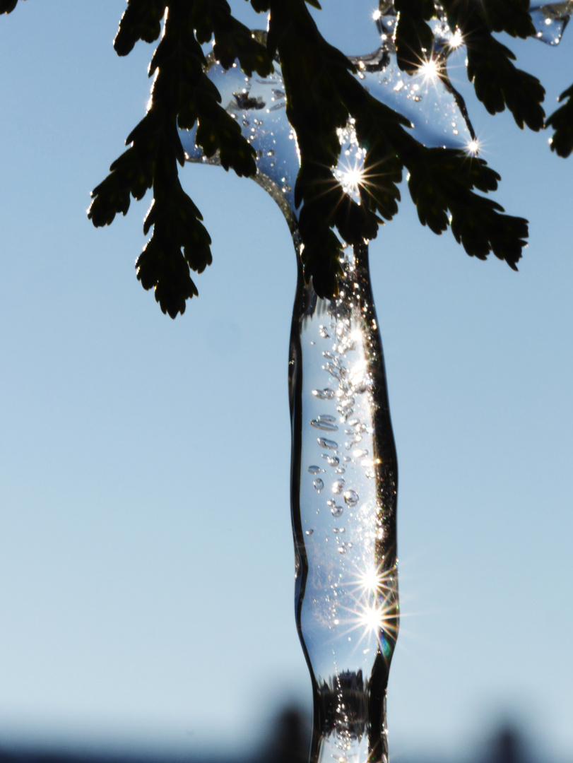 Eiszapfen mit vier Sonnen