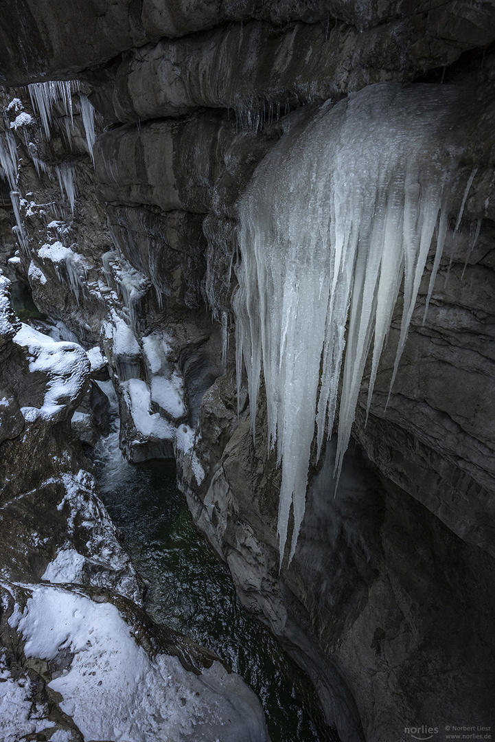 Eiszapfen über dem Bach