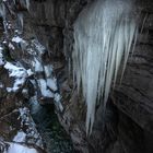 Eiszapfen über dem Bach