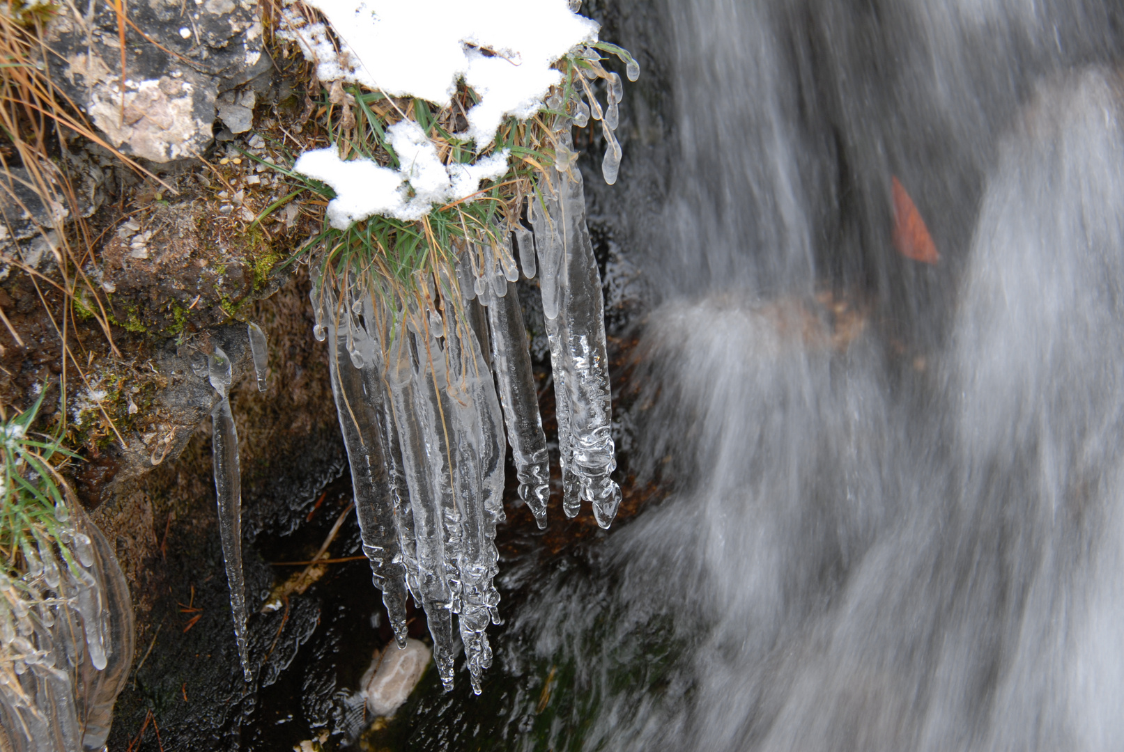 Eiszapfen über dem Wasser