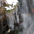 Eiszapfen über dem Wasser