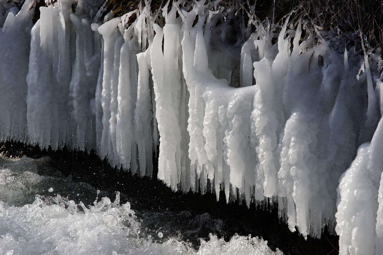 Eiszapfen über dem Wasser