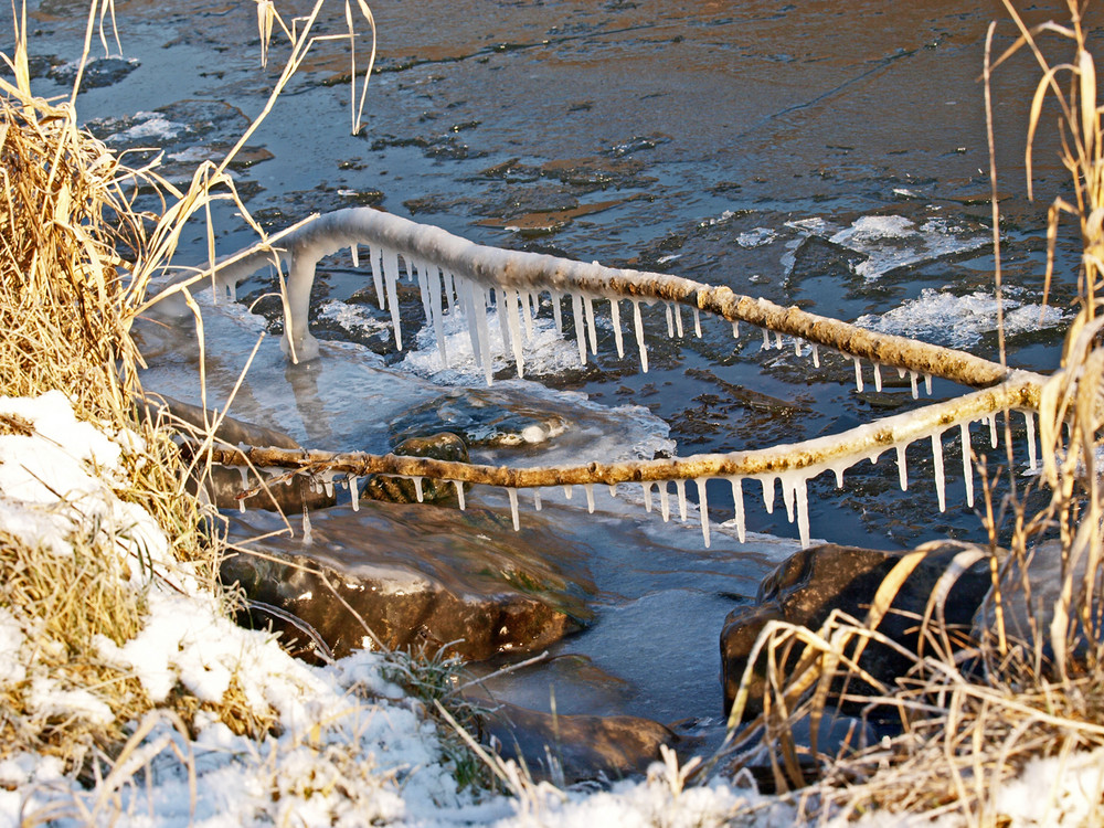 Eiszapfen und überzogene Steine