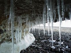 Eiszapfen unter dem Kliff