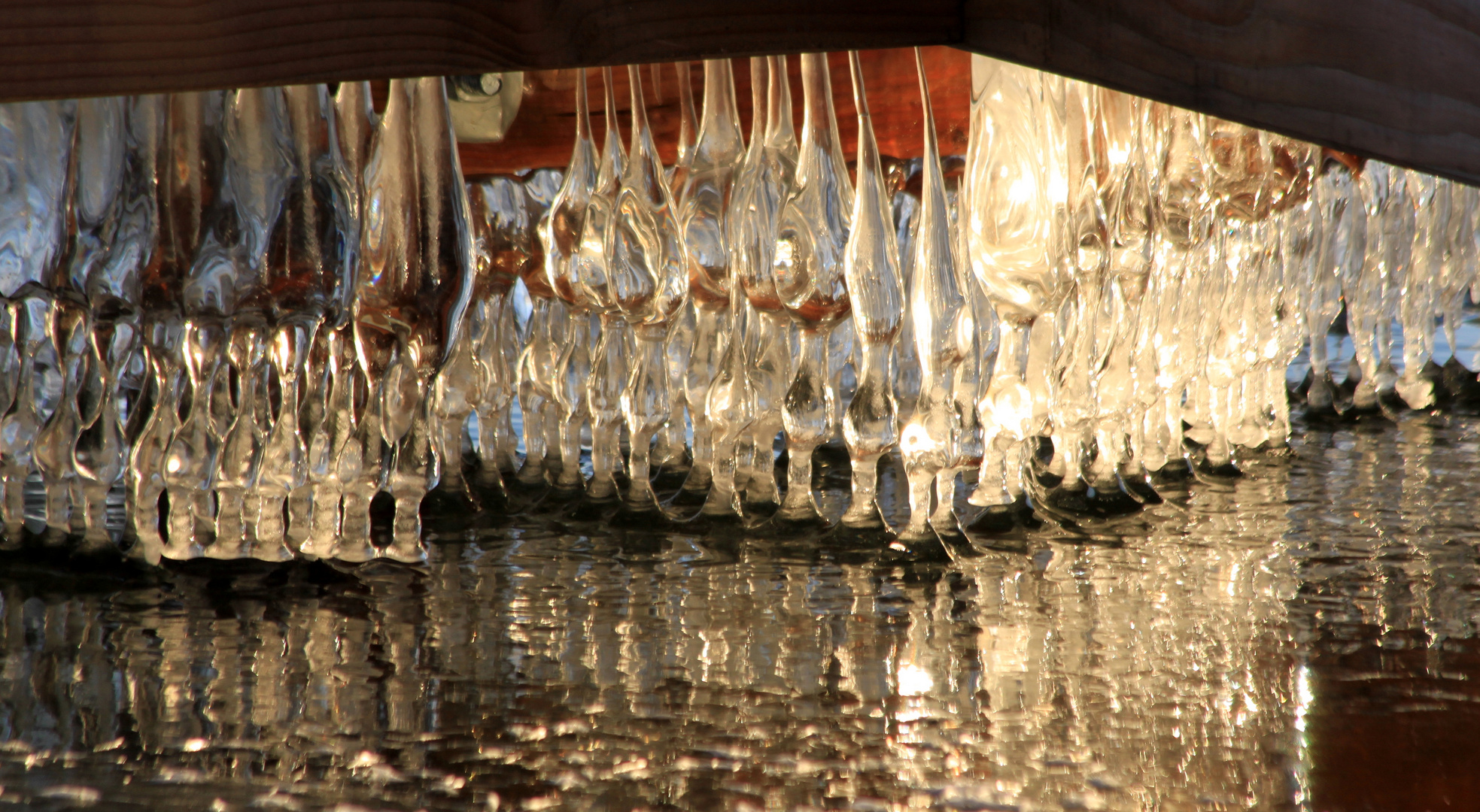 Eiszapfen unter einem Bootsanleger