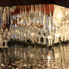 Eiszapfen unter einem Bootsanleger