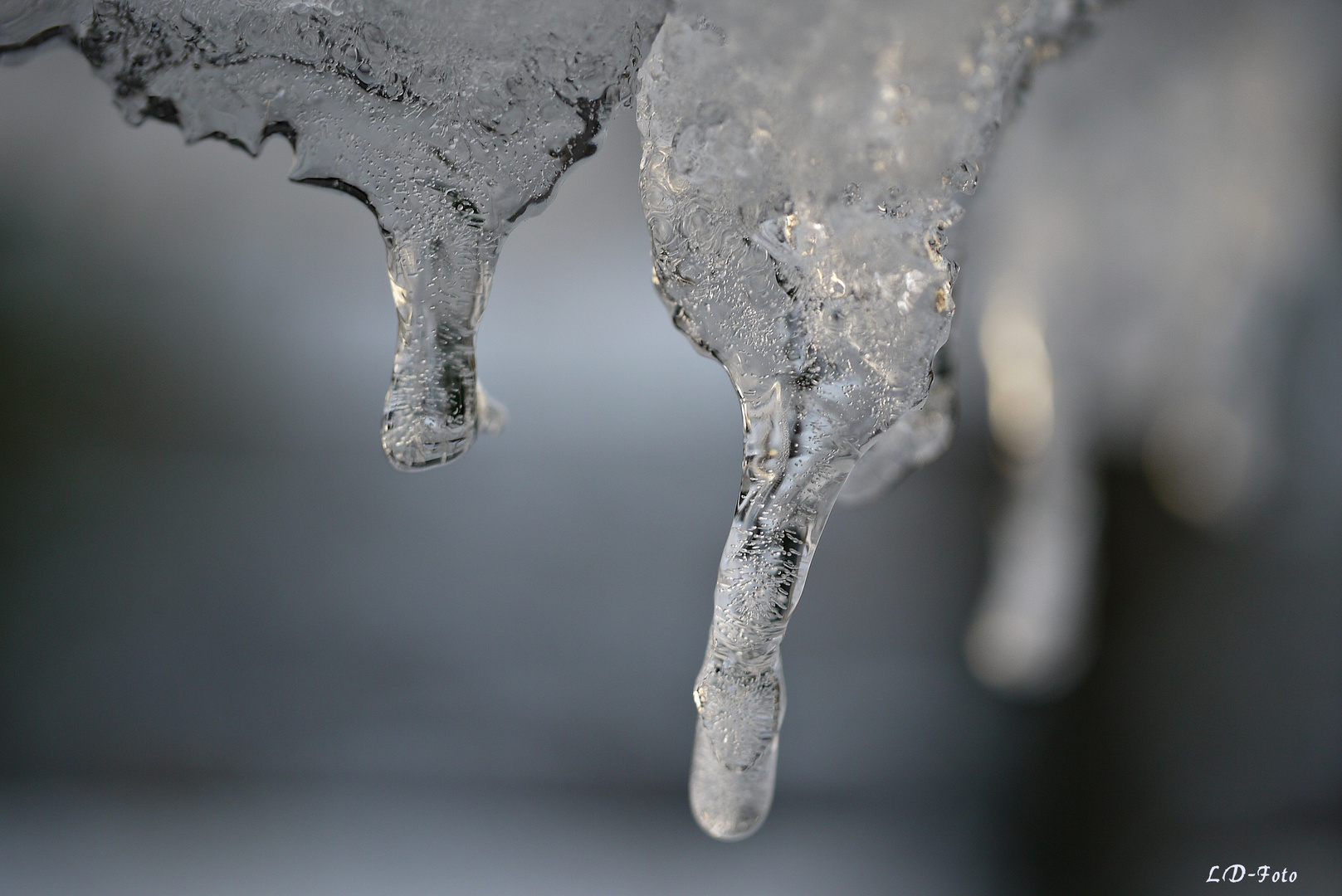 Eiszapfen unter einer Wassserstelle