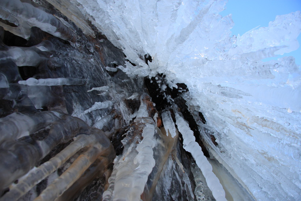 Eiszapfen von unten fotografiert