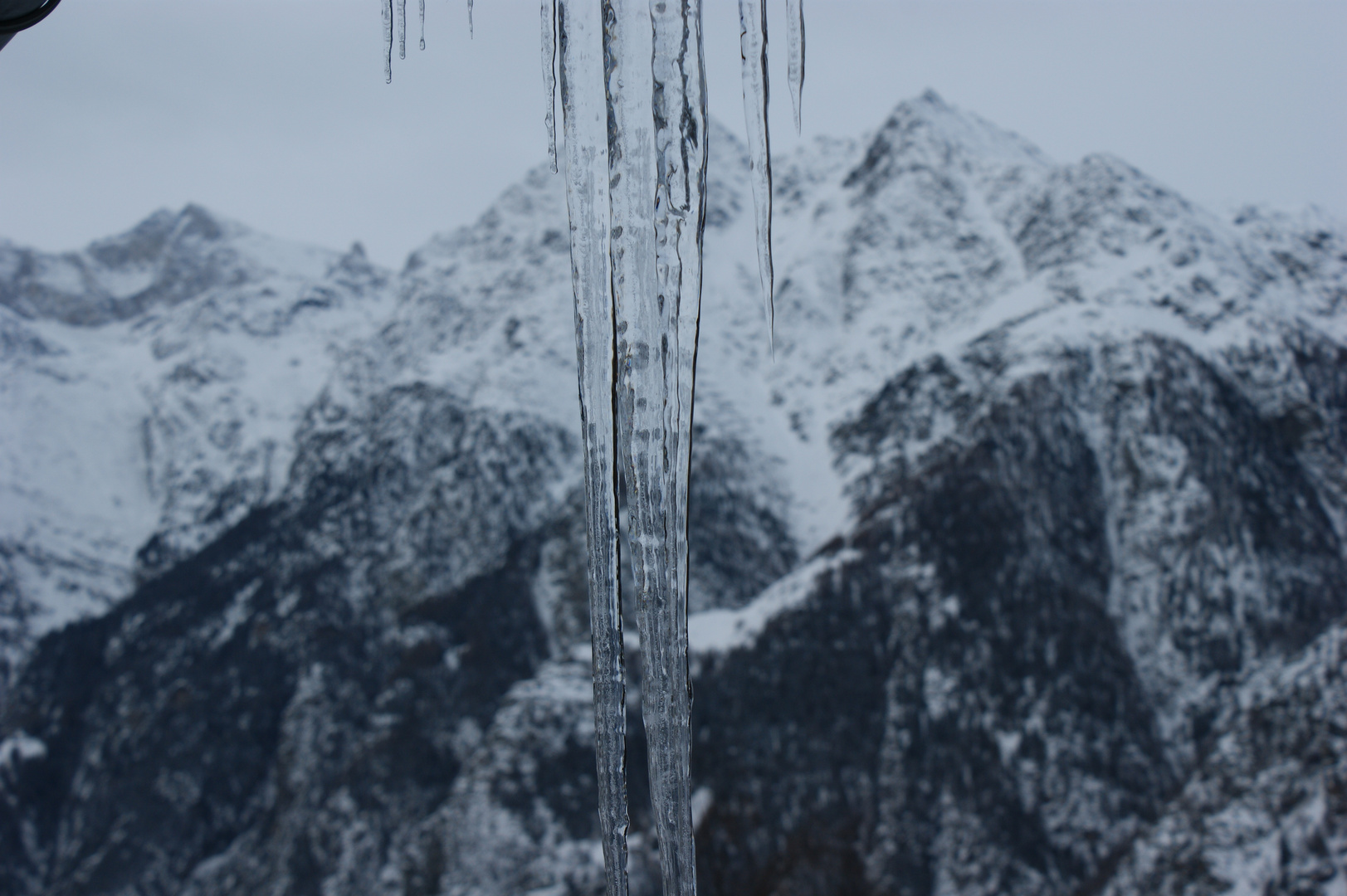 Eiszapfen vor den Bergen