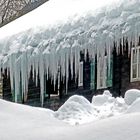 Eiszapfenvorhang am Hausdach