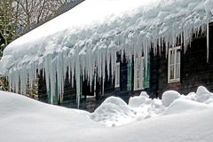 Eiszapfenvorhang am Hausdach