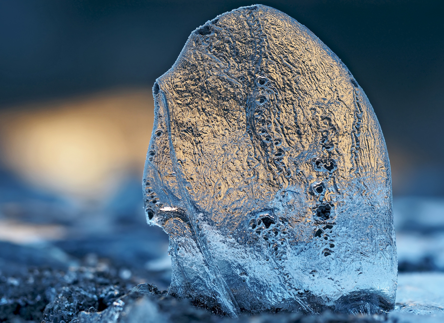 Eiszauber am Bergsee! - Une mince couche de glace illuminée!..