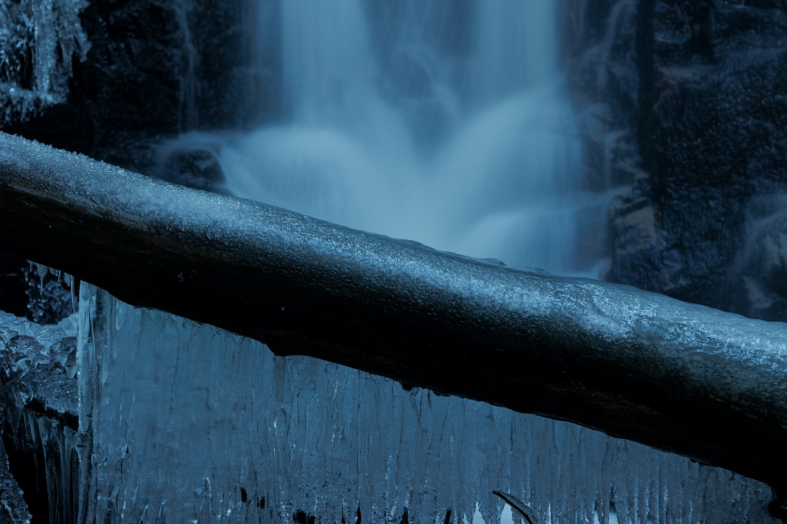 Eiszauber im Wasserfall
