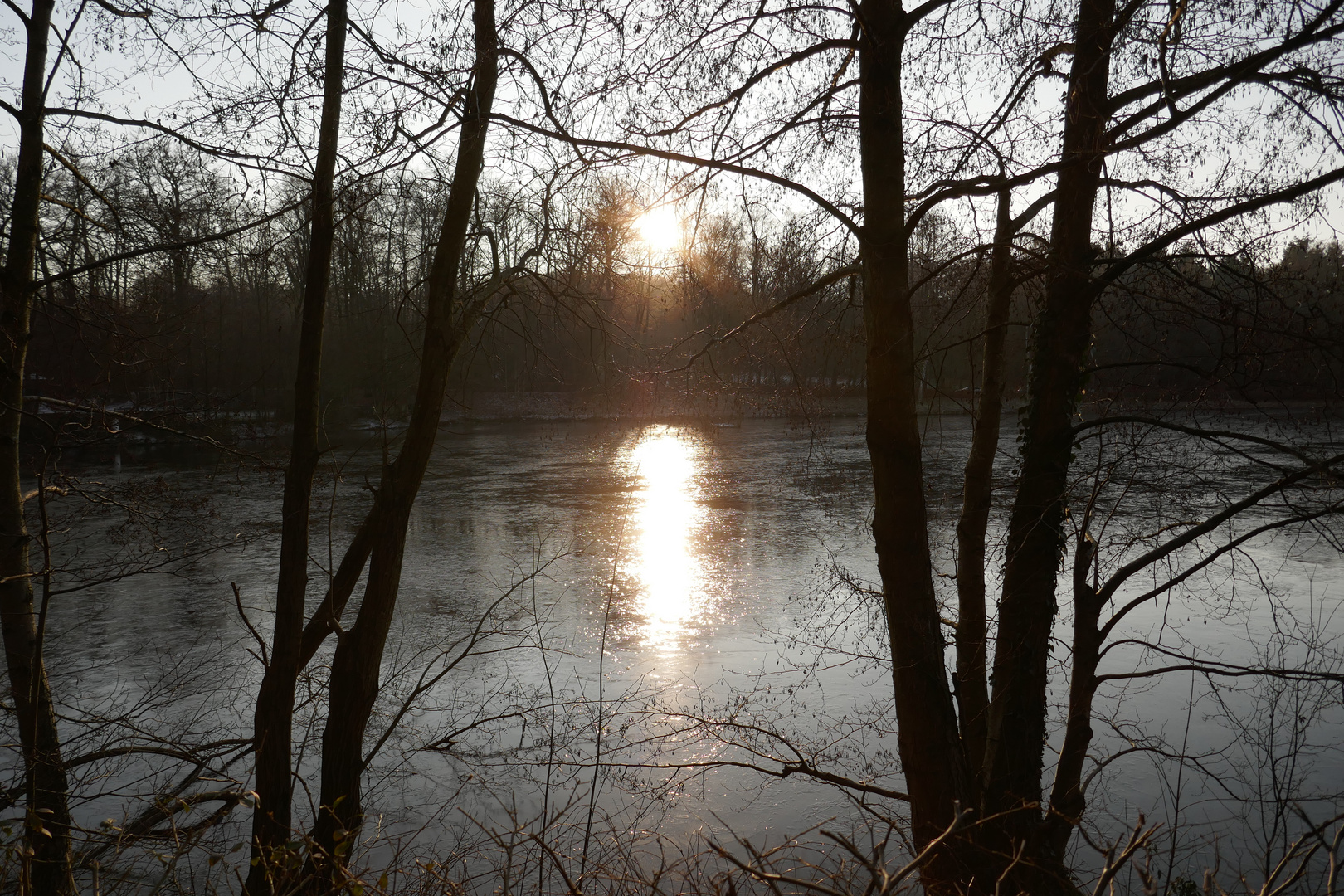 Eiszeit am See bei Sonnenuntergang