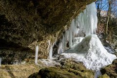 Eiszeit beim Wasserfall ...