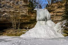 Eiszeit beim Wasserfall ...