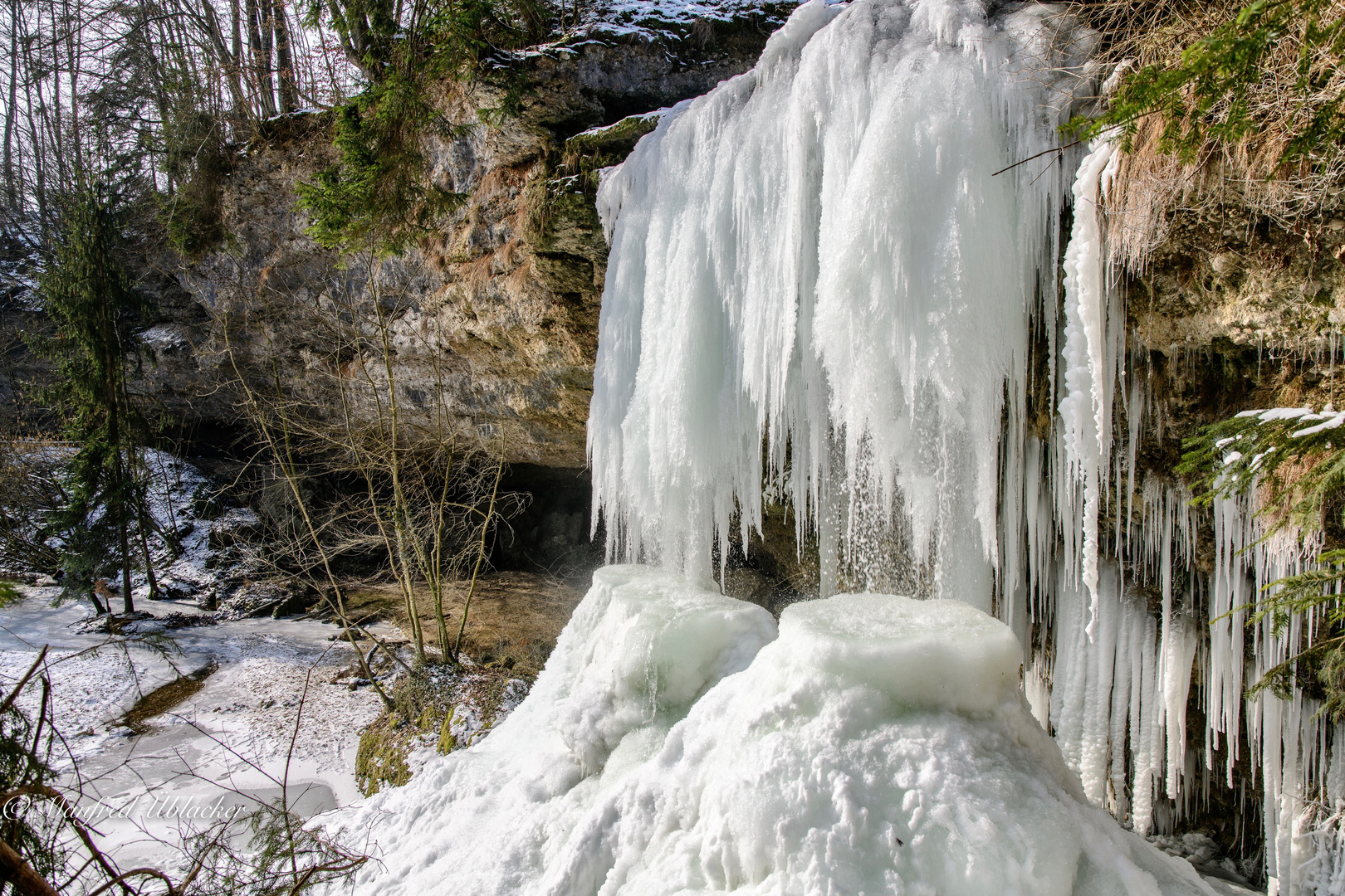 Eiszeit beim Wasserfall ...