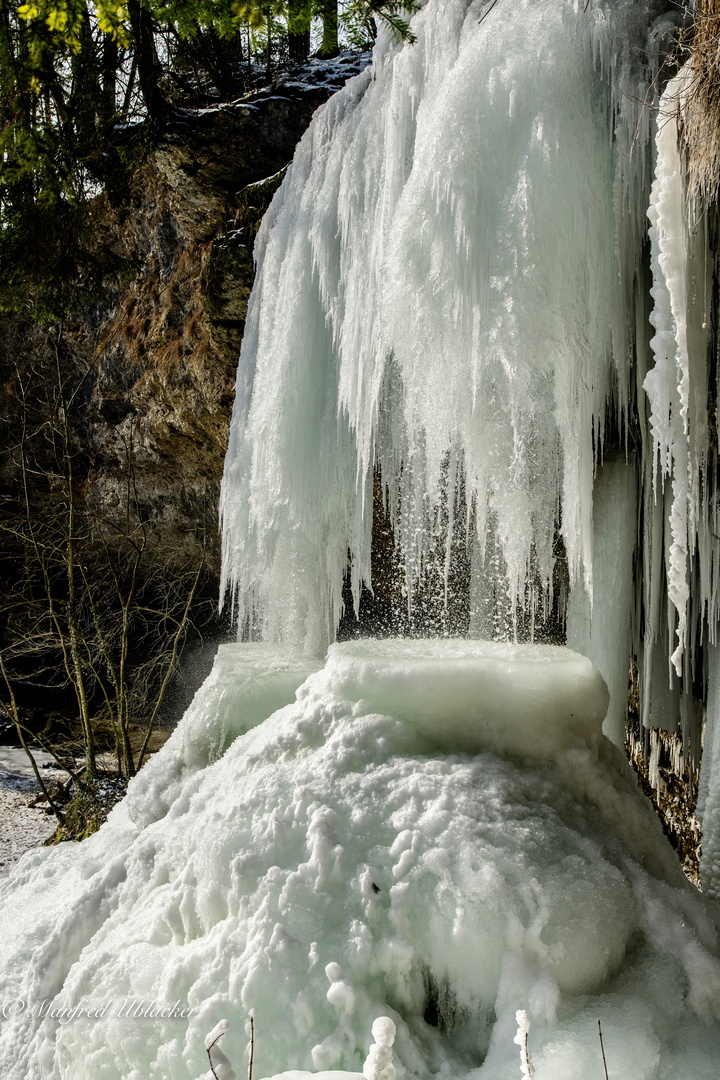 Eiszeit beim Wasserfall ...