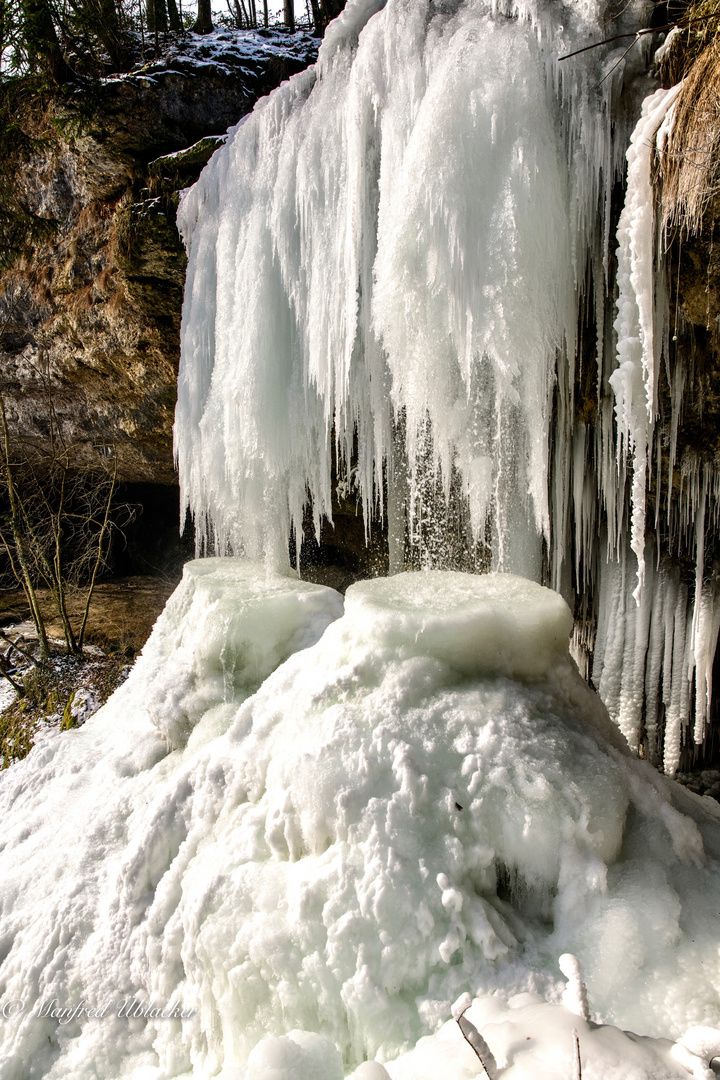 Eiszeit beim Wasserfall ...