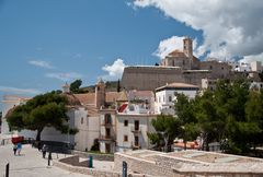 Eivissa / Ibiza: Blick von der Festungsmauer auf Dalt Vila und die Kathedrale